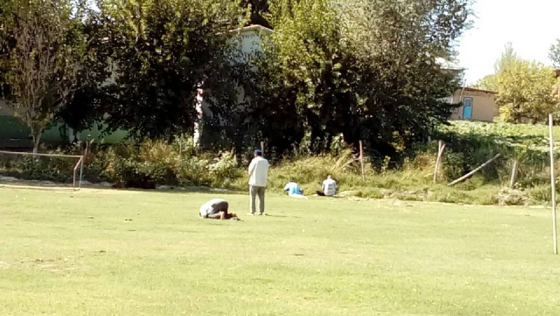 Намаз на стадионе во время собрания.