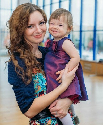 Руководитель общественного фонда “Солнечный дом” Татьяна ДЕЛЛЬ с Алисой.