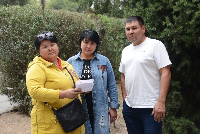 Зейнегуль Егимбаева, Айжан Омар с братом (слева направо).