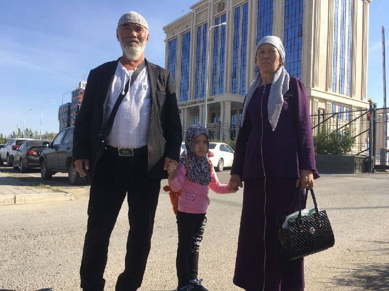 Айбарша с мужем Мухтаром и внучкой Айшой, которая родилась в годы ее заточения в рабстве.