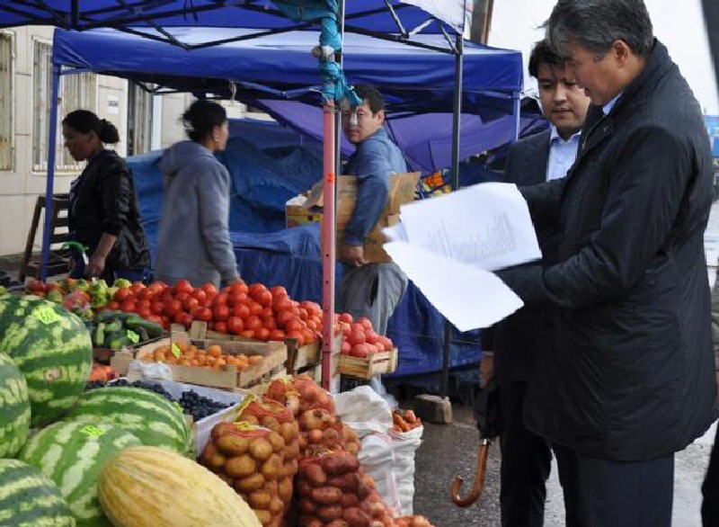 Акимы начинают свою работу с базаров.