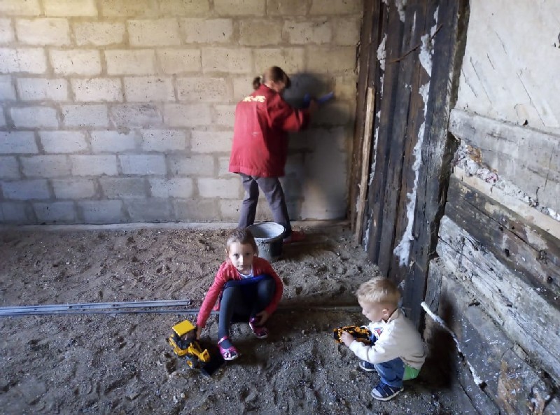 Часто приходится брать детей на работу, так как дома их не с кем оставить.