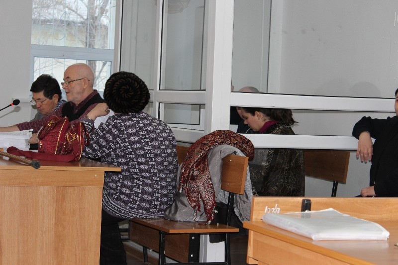 На скамье подсудимых - семья Безе, теща Елена Ивастова повернулась спиной.