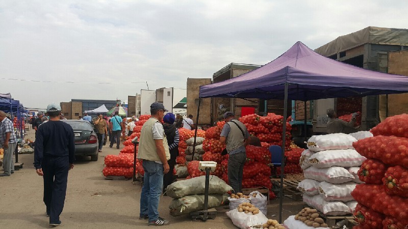 Цена на товар растет от перекупщика к перекупщику.