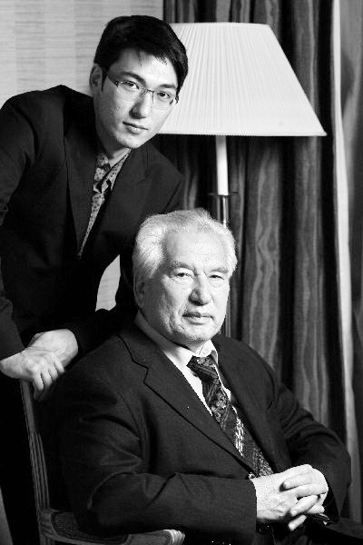 Эльдар с отцом. Эта фотография сделана в 2008 году в Алматы, за несколько месяцев до смерти писателя.