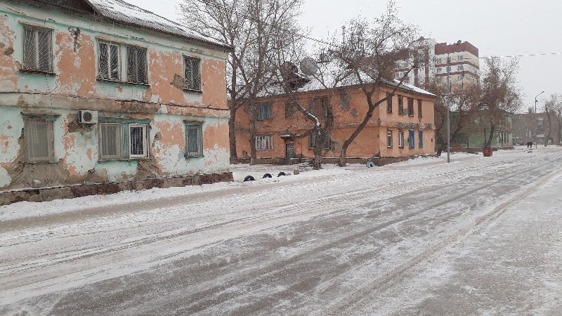 Старые двухэтажки дышат на ладан: стены рассыпаются, водопровод течет, в подъездах темно и сыро.