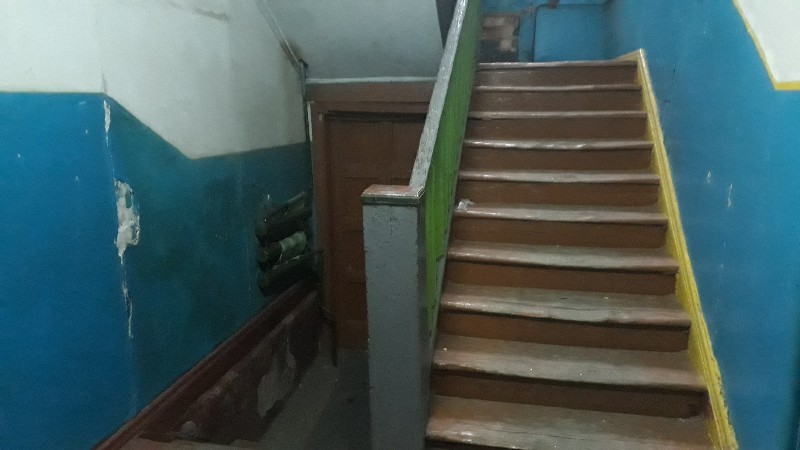 Старые двухэтажки дышат на ладан: стены рассыпаются, водопровод течет, в подъездах темно и сыро.