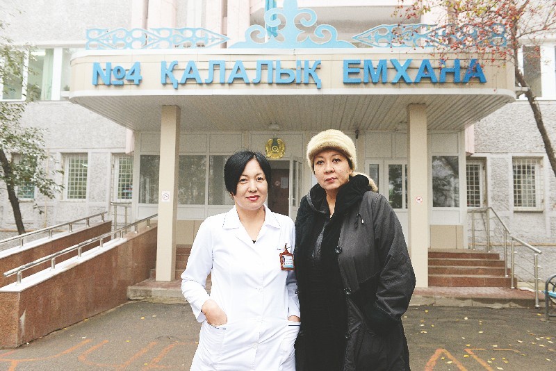 Кардиолог Жарас Тезекбаева (слева) и эндокринолог Гульнар Токаева.