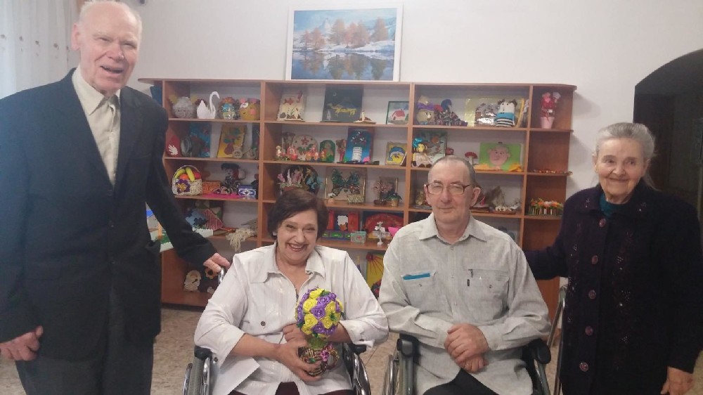 Молодожены с родителями невесты.