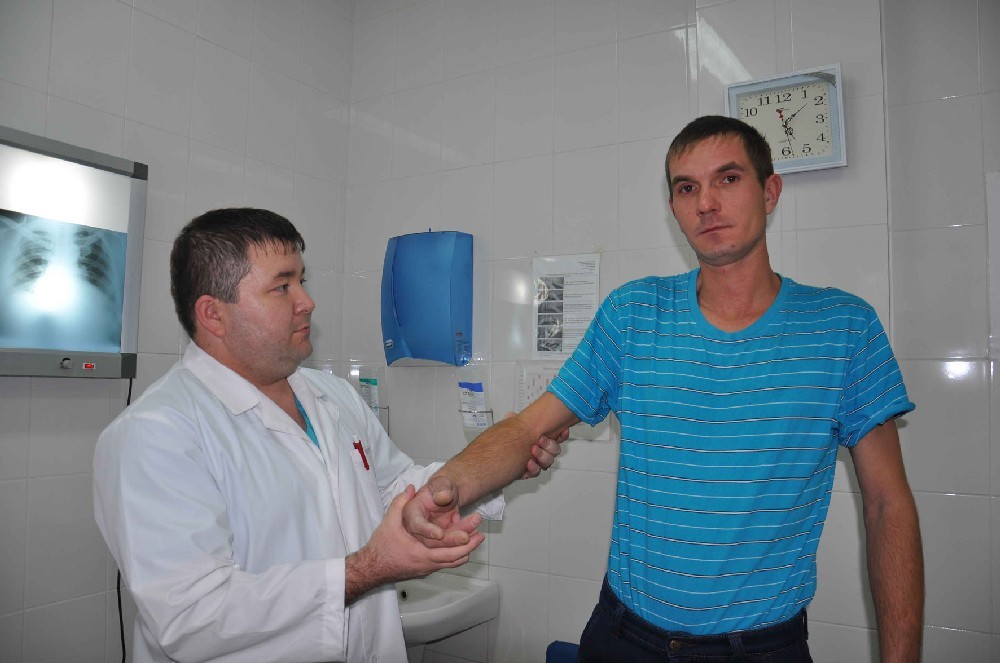 У Вострухова после ДТП проблемы с рукой.