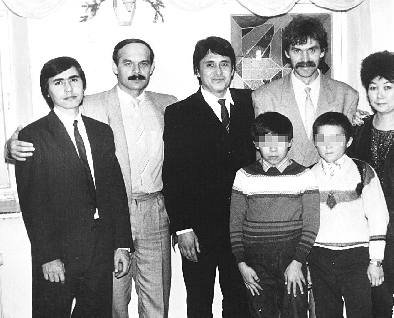 Юрий Королев (крайний слева) и Александр Сутягинский (рядом с ним) когда-то были приятелями.