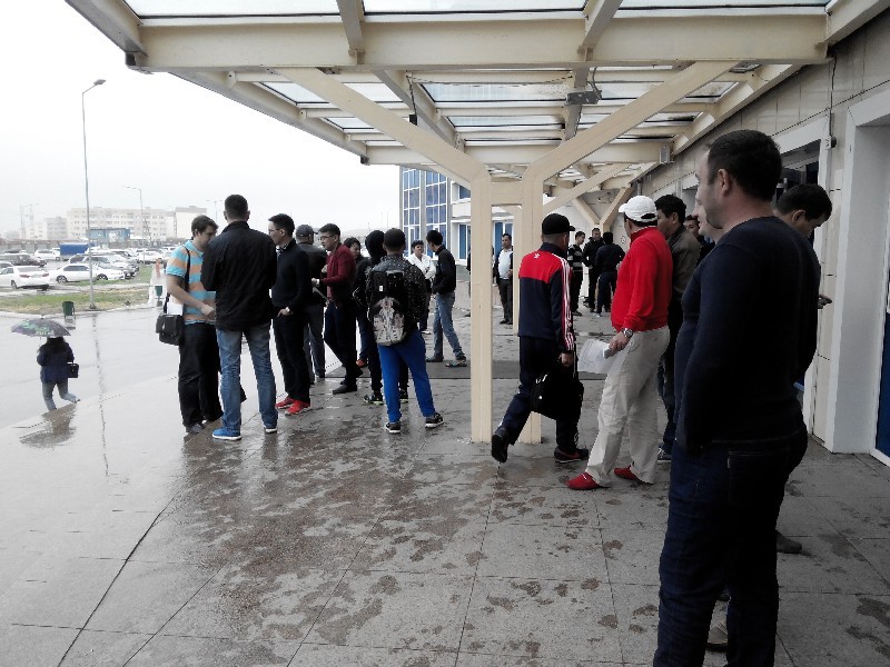 “Помогайки” пристают к каждому посетителю, но участковые этого нарушения закона не замечают.