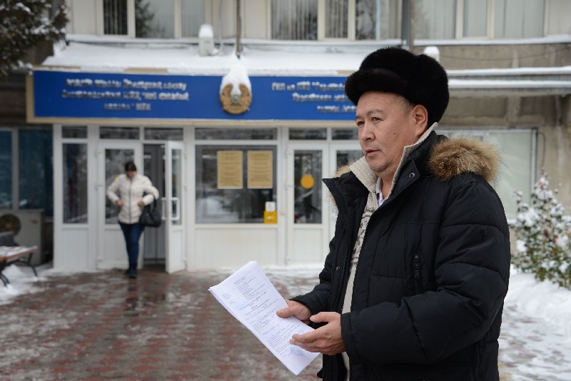 Шакир Алиев на фоне “родной” 5-й поликлиники: “За два года “лечения” я похудел на 27 килограммов”.