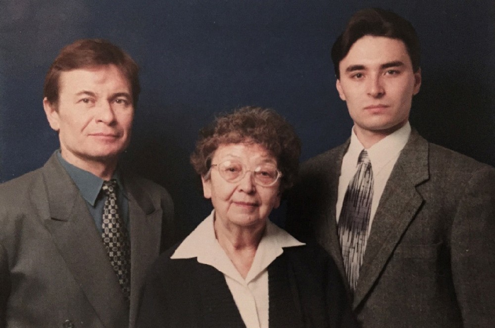 Александр Валентинович ТРЕТЬЯКОВ и его сын Андрей - прямые потомки Каныша Сатпаева по линии дочери Мейз.