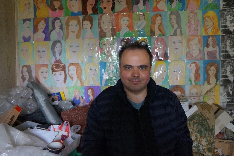 Женя в своей комнате.