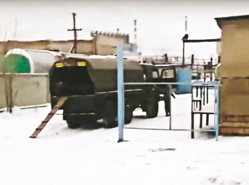 НА СНИМКАХ: стоп-кадры с видео очевидцев.