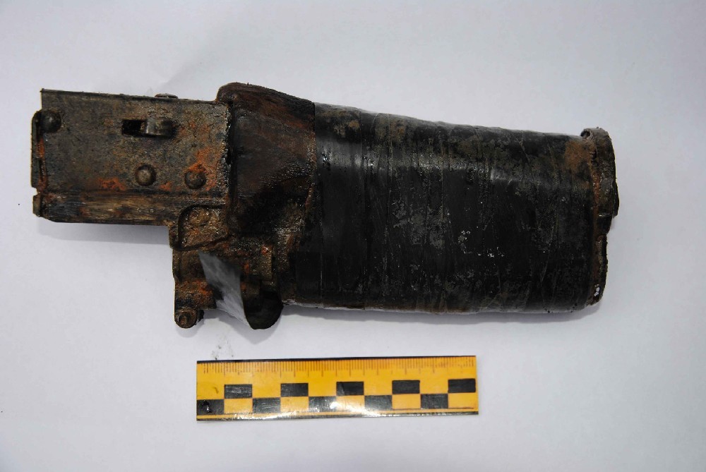 Часть автомата, найденная на дне реки.