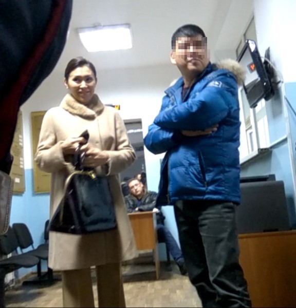 Нургуль Адилова в фойе районного суда.