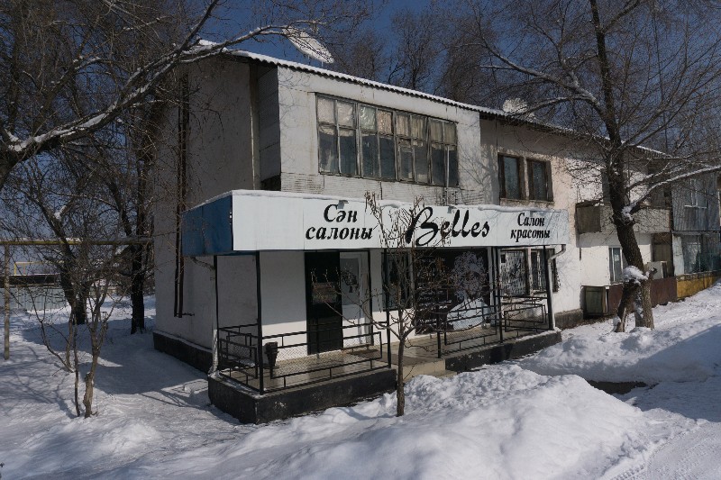 КАРЗЕПОВЫ боятся заезжать в свою квартиру - владелец салона красоты продолжает топить самодельную печь...