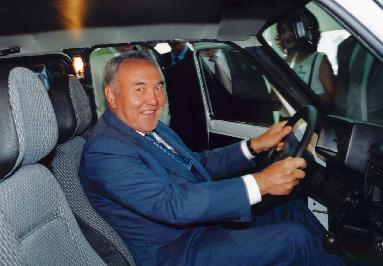 Президент Казахстана Нурсултан Назарбаев за рулем казахстанской "Нивы", 2003 г.