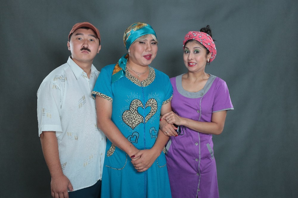 Келинка Сабина с пастухом Жанибеком и подругой Алтыншаш - герои самого кассового отечественного фильма, продолжение которого выйдет на экраны в апреле.