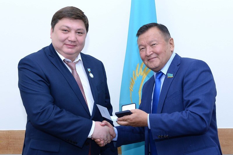 Рашид Евниев (слева) еще летом прошлого года получил награду за свою работу в парламенте.