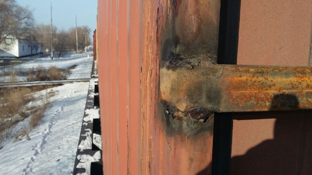 Китайские бизнесмены, опасаясь краж, в последнее время стали заваривать двери контейнеров, хотя это запрещено международными правилами перевозок.