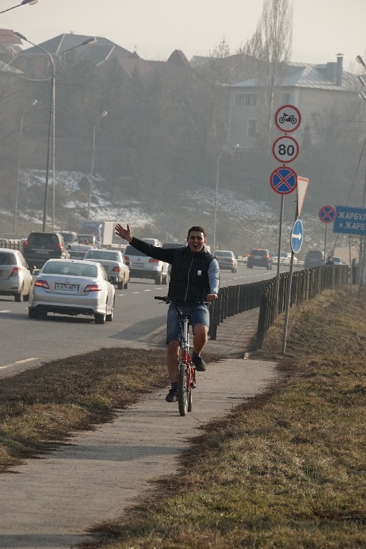 Не пытайтесь ездить вдоль объездной на велике - очень страшно.