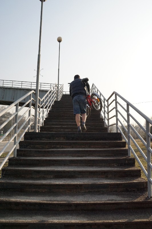 В пробке все равны - и велосипед и “бентли”.