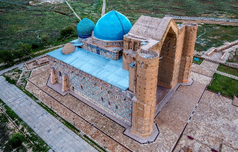 Мавзолей Ходжа-Ахмета Яссауи - место паломничества миллионов.