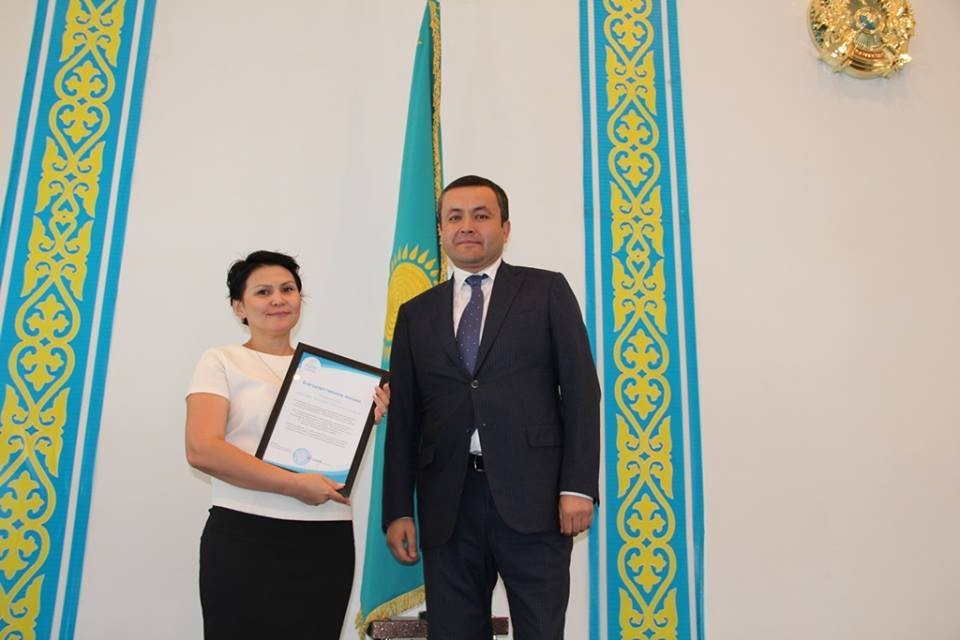 Еще 29 августа Ернур Байгурманов вручал награды своим сотрудникам, а сразу после праздника он был задержан по подозрению в получении взятки в особо крупном размере.