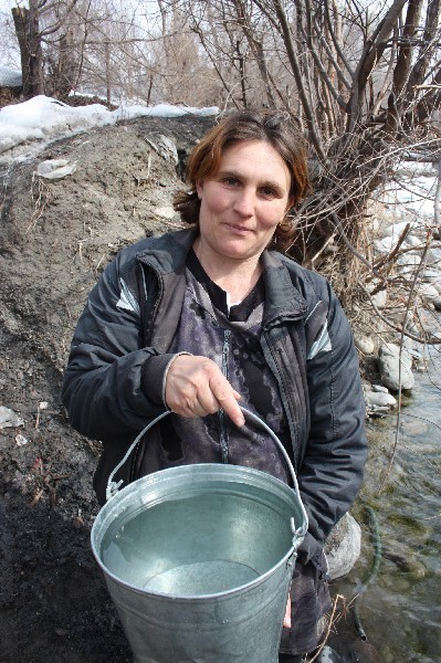 Семья Кострыкиных пьет воду из речки.