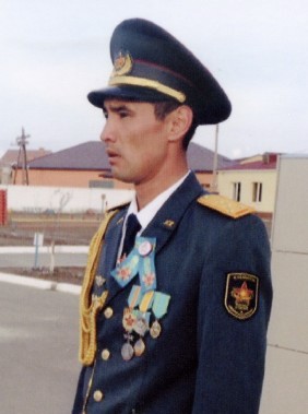 На этом построении капитану Турсынбекову вручат майорские погоны.