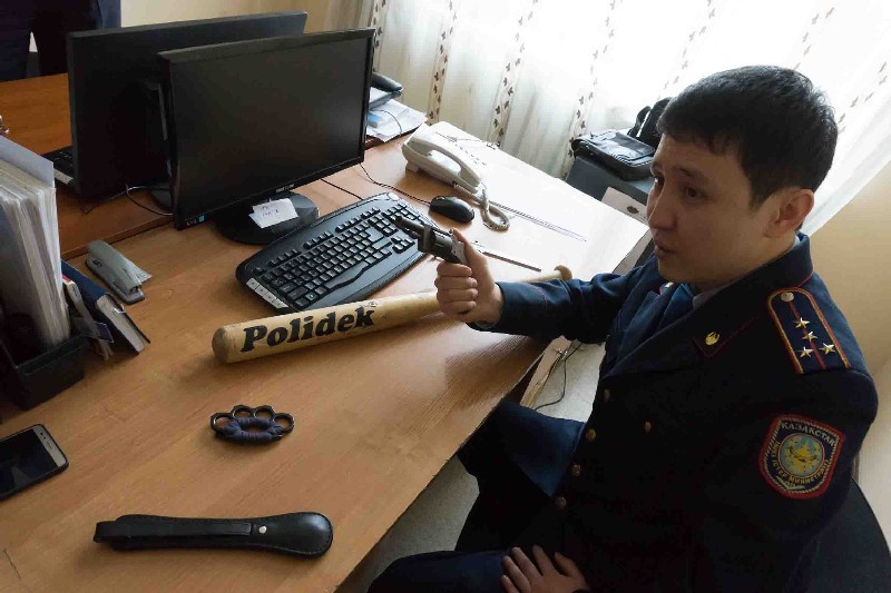 На исследования попадают самые разные вещи. Криминалист определяет, что это - огнестрельное, холодное оружие или просто предметы.