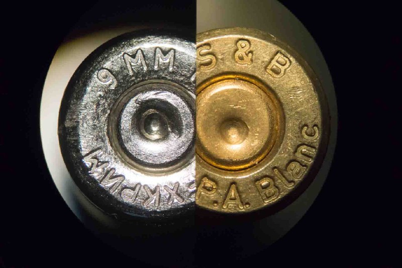 Вот такими видит гильзы криминалист, смотрящий в микроскоп.