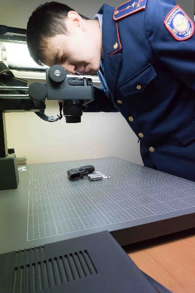 Масштабно-детальная фотосъемка пистолета.