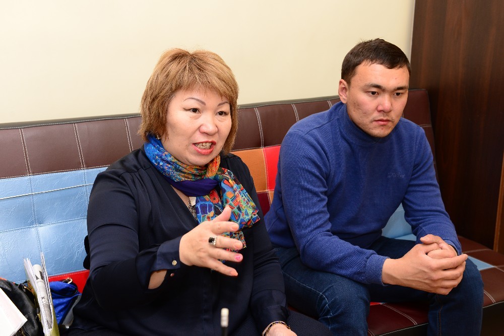 Гульнара ЖУАСПАЕВА и Алишер ТОЛЕБЕКУЛЫ.