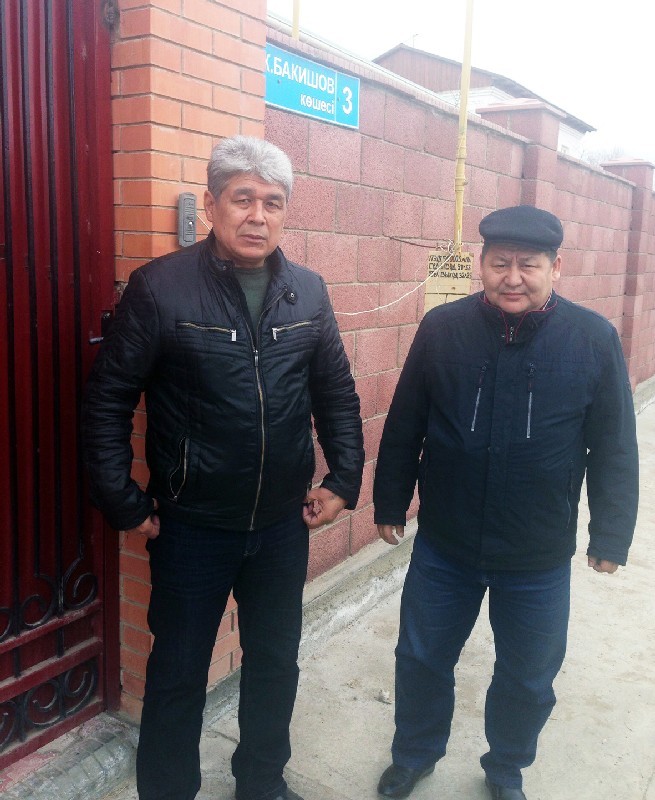 Кадырбек АМИРОВ (слева) с адвокатом Бахытом КАМБАРОВЫМ.