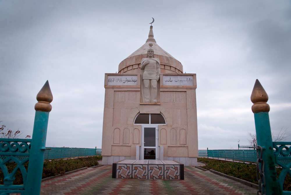 На фото: Мавзолей Есет батыра построен в 1992 году.