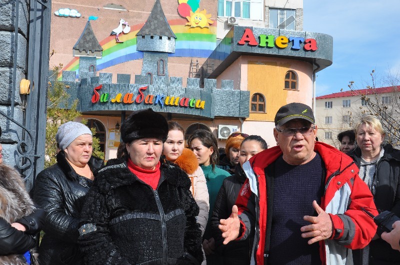 Директор детсада “Анета” Усен ИСАБАЕВ (справа) и возмущенные родители: почему мы должны пробираться окольными путями?