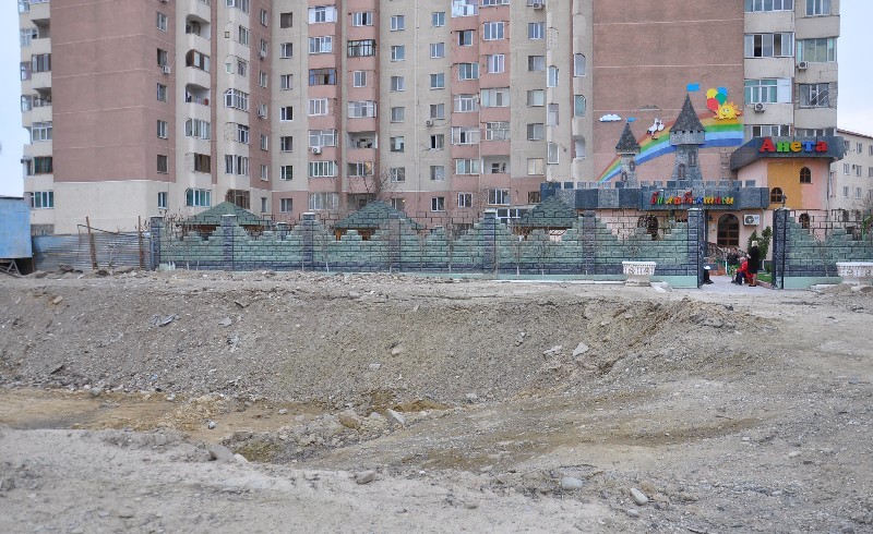 Вот такой котлован появился перед детским садом.