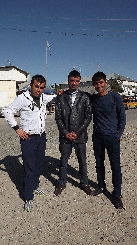 Акмаль Ахмадалиев (на снимке - слева), Надир Тешебаев (на снимке - справа).