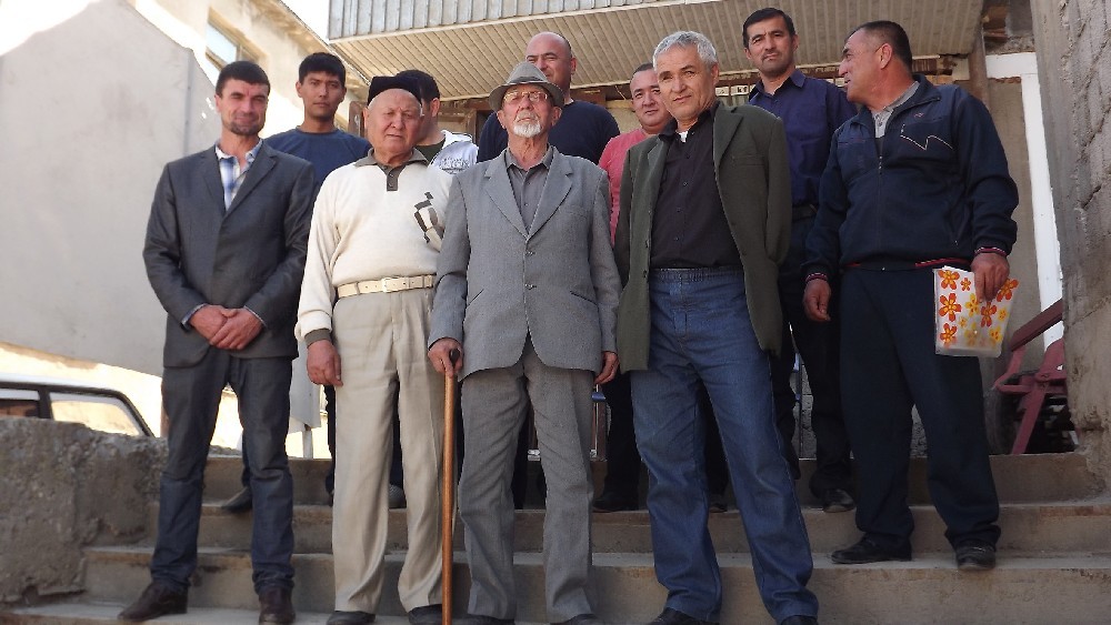 Аксакалы Азат Кудайбергенов (второй слева в нижнем ряду) и Шапулат Абдугапиров попали в число подозреваемых наряду с молодежью.