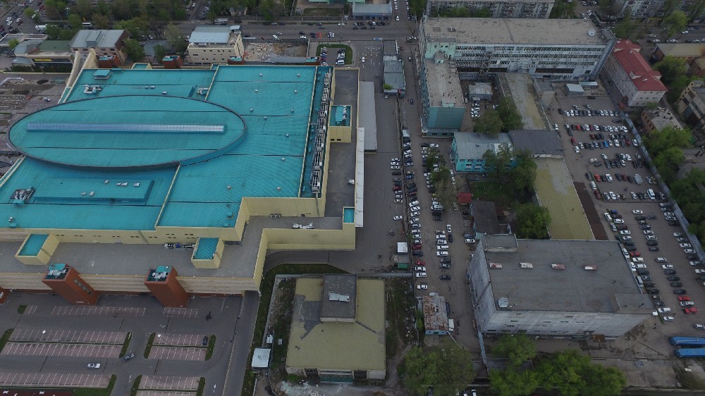 И торговый центр, и офисные здания появились на территории завода совершенно законно, утверждает Канат Ускенов.