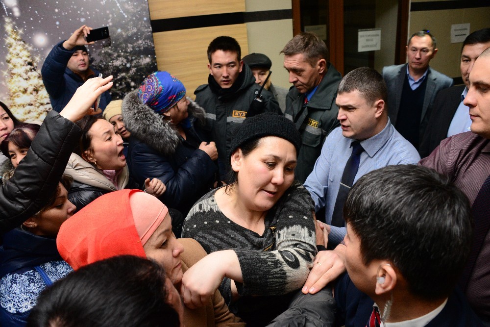 Для Дильнар Инсеновой (на снимке - в центре) скандал - смысл жизни.