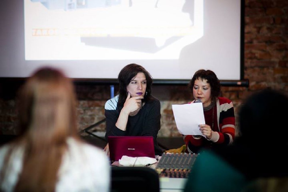 Мария ВИЛЬКОВИСКАЯ (справа), Руфь ДЖАНДЕРБЕКОВА (слева) на лекции-перформанс.