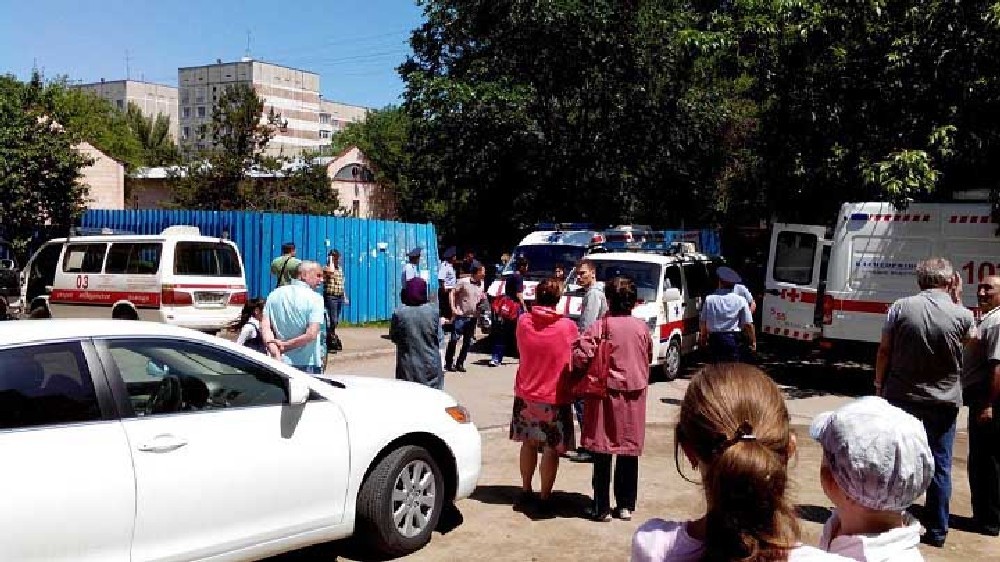 Кареты “скорой помощи” прибыли на место аварии.