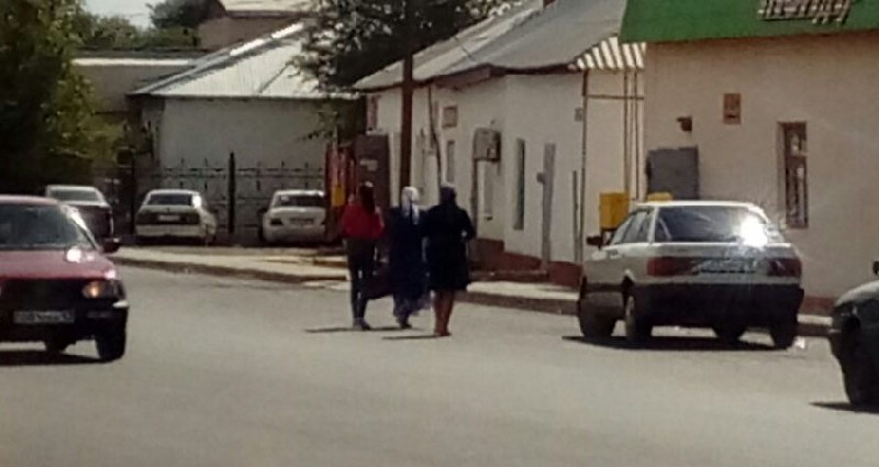 Жертва изнасилования, ее бабушка и мама после допроса в прокуратуре не желают говорить с прессой.