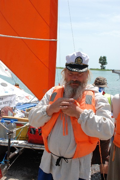 Колоритный капитан Петр РАСТИГАЕВ на своем “Альбатросе” проплыл немало водоемов.