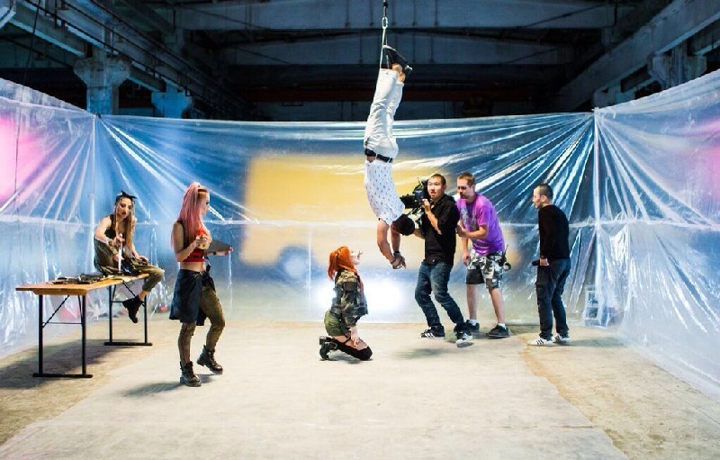 На съемках клипа “Сен емес пе?”